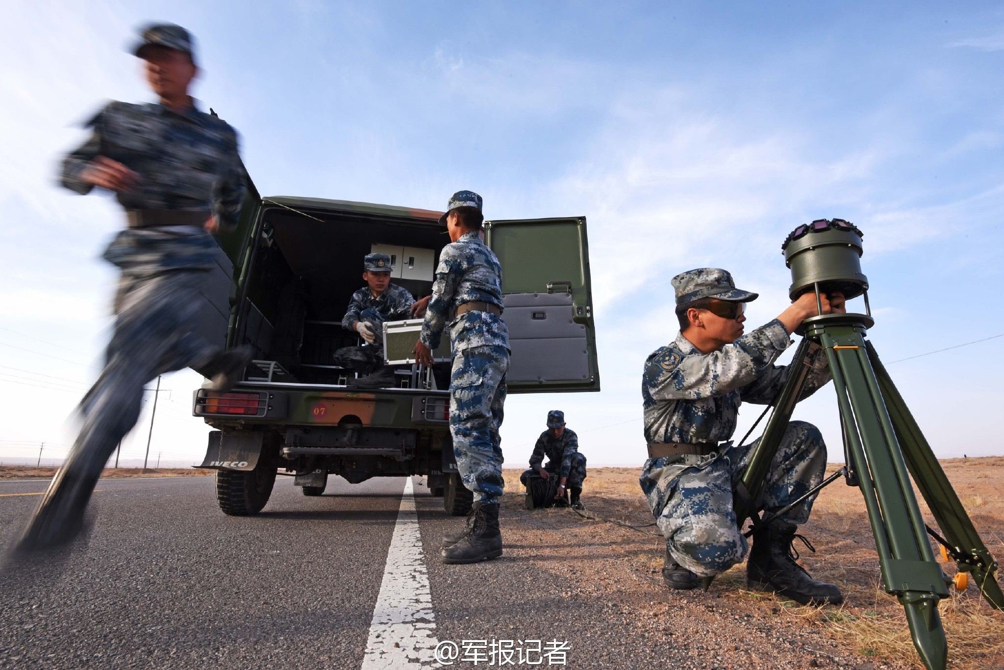 为什么要养蛇当宠物，太恐怖了？女子喂蟒蛇时被咬，蛇身缠绕女子 